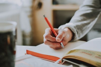 Waarom shadow work journaling nu overal opduikt